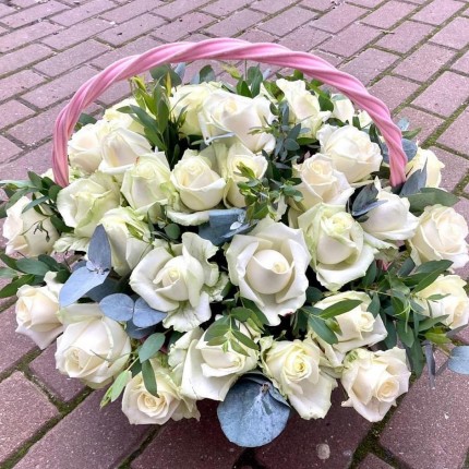 корзина с белыми розами - купить с доставкой в в Севастополь